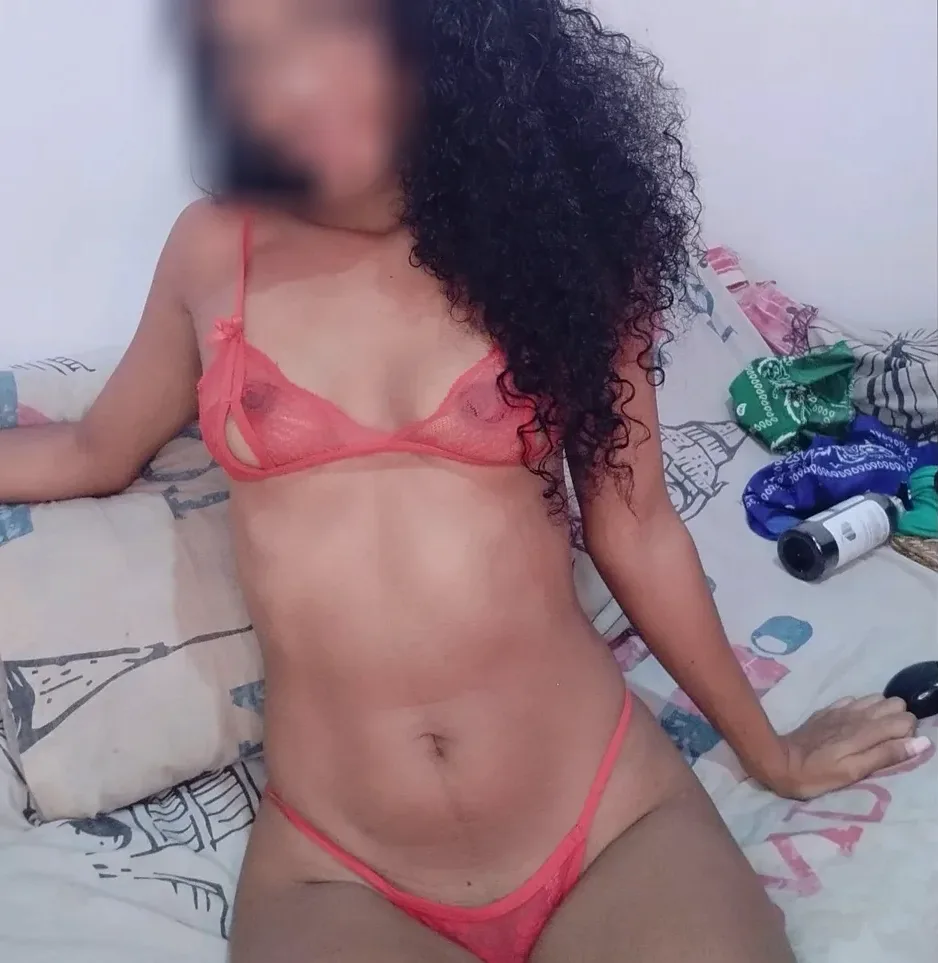 Daniela, 18